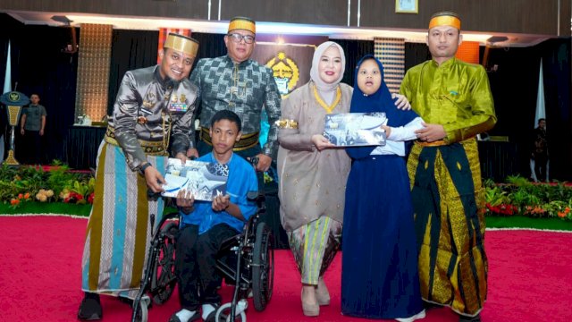 Pemprov Sulsel memberikan bantuan tabungan pendidikan bagi 902 siswa penyandang disabilitas dari keluarga tidak mampu se-Sulsel. (Foto: Istimewa)