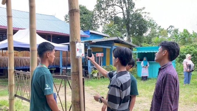 Pengunjung Desa Wisata Kassi, Kecamatan Rumbia, Jeneponto saat melakukan transaksi QRIS saat pembelian tiket masuk. (Dok. Istimewa)