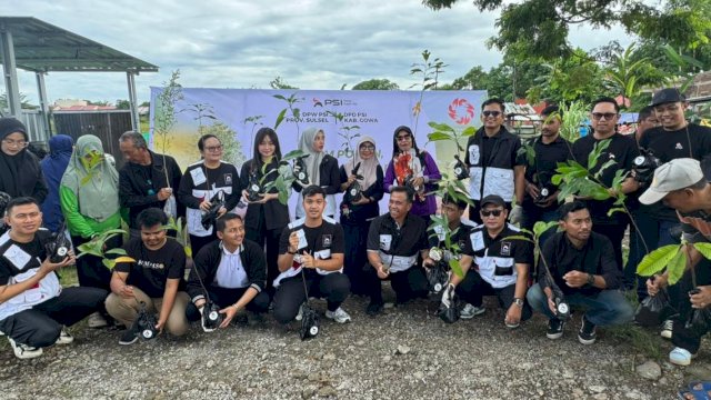 DPW PSI Sulsel dan DPD PSI Gowa saat melaksanakan aksi nyata penanaman ratusan pohon di kawasan Danau Mawang, Kabupaten Gowa, Rabu (29/10/2025). (Foto: Istimewa)