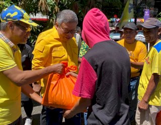 Jalankan Arahan Ketum Bahlil, Golkar Sulsel Turun Langsung Berbagi Sembako