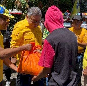 Jalankan Arahan Ketum Bahlil, Golkar Sulsel Turun Langsung Berbagi Sembako