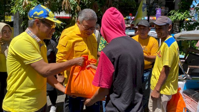 Ketua DPD I Golkar Sulsel, Taufan Pawe saat menyerahkan bantuan sembako ke puluhan tukang bentor dan becak di Kantor DPD I Golkar Sulsel, Jalan Botolempangan, Makassar, Kamis (30/10/2025). (Foto: Istimewa)