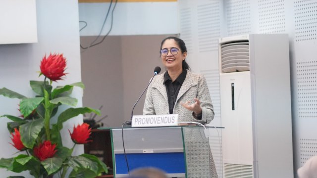 Mantan MO PSM Makassar, Andi Widya Warsa Syadzwina resmi menyandang gelar Doktor Ilmu Komunikasi Unhas setelah berhasil mempertahankan disertasinya dalam ujian terbuka promosi doktor di Pascasarjana Unhas, Kamis (30/10/2025). (Foto: Istimewa)