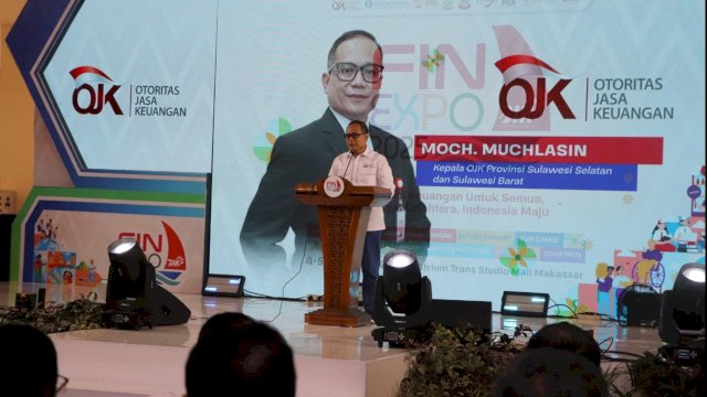 Kepala OJK Sulselbar, Moch. Muchlasin saat memberikan sambutan pada Pembukaan Financial Expo (FIN Expo) 2025, di Atrium Trans Studio Mall (TSM) Makassar, Sabtu, 04 Oktober 2025 kemarin. (Dok. OJK Sulselbar) 