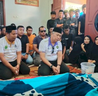 Wabup Barru Abustan Melayat ke Rumah Duka Atlet Pesepak Bola Muhammad Aidil