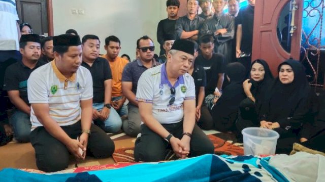 Ket: Wabup Barru Abustan Melayat ke Rumah Duka Atlet Pesepak Bola Muhammad Aidil