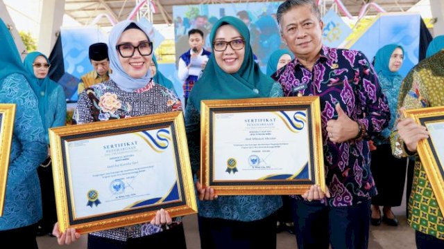 Ket: Pemkab Barru dapat Penghargaan dari BKKBN