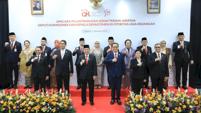OJK lantik dan ambil sumpah enam pejabat pimpinan satuan kerja, di Kantor OJK, Gedung Sumitro Djojohadikusumo, Jakarta, kemarin. (Dok. Otoritas Jasa Keuangan) 