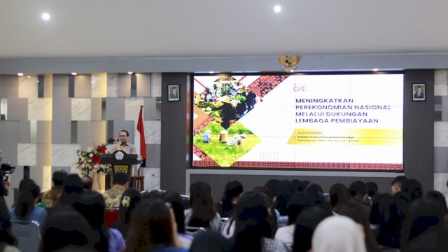 Kepala Eksekutif Pengawas Lembaga PVML OJK, Agusman di sela-sela pelaksanaan OJK Mengajar, di Universitas Sam Ratulangi (Unsrat), Kota Manado, kemarin. (Dok. Otoritas Jasa Keuangan)