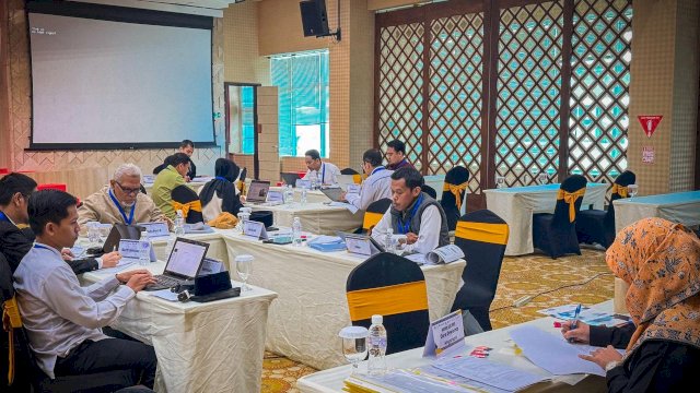 Dalam rangka peringatan Bulan Ekonomi dan Keuangan Syariah (BEKS) 2025, BI Sulsel melaksanakan Pelatihan dan Sertifikasi Nazhir Wakaf. Sesi uji kompetensi nazhir wakaf berlangsung di Kantor Perwakilan BI Sulsel, Jumat, (24/10/2025) kemarin. (Dok. Humas BI Sulsel)