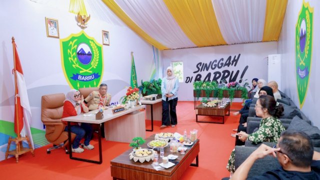 Ket: Bupati Barru, Andi Ina Kartika Sari bersama Wakilnya Abustan A Bintang