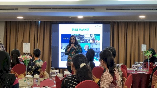General Manager Aston Makassar, Tammy Helen Rotty saat memberikan arahan pada Pelatihan Table Manner, di lantai 17 Aston Makassar Hotel & Convention Center, kemarin. (Dok. Aston Makassar)