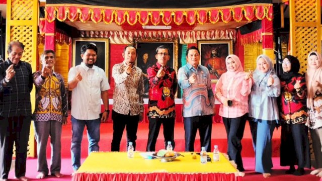 Kepala Bidang Kebudayaan Disparbud Gowa, Ikbal Thiro (tengah) saat menerima kunjungan Komisi IV DPRD Kabupaten Jeneponto di Museum Istana Balla Lompoa, kemarin. (Dok. Instagram Musuem Balla Lompoa)