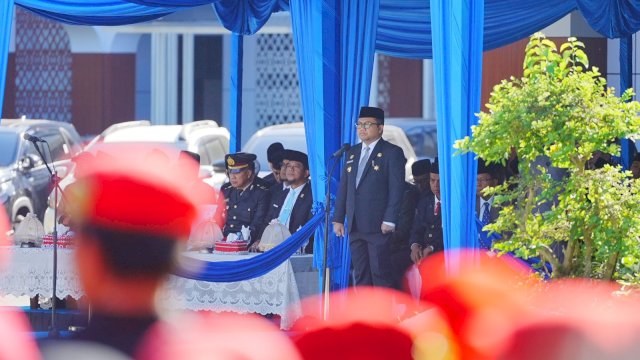 Wakil Bupati Gowa, Darmawangsyah Muin dalam Upacara Peringatan Hari Sumpah Pemuda Ke-97 Tingkat Kabupaten Gowa Tahun 2025, di Halaman Kantor Bupati Gowa, Selasa (28/10/2025). (Dok. Humas Gowa)