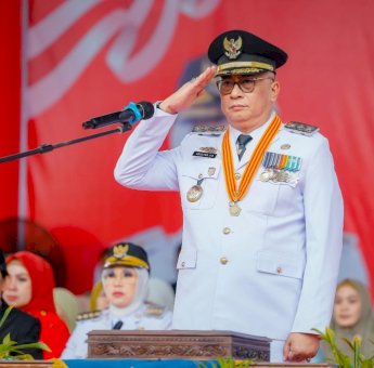 Wakil Bupati Barru, Abustan Pimpin Upacara Penurunan Bendera Peringatan HUT ke-80 RI