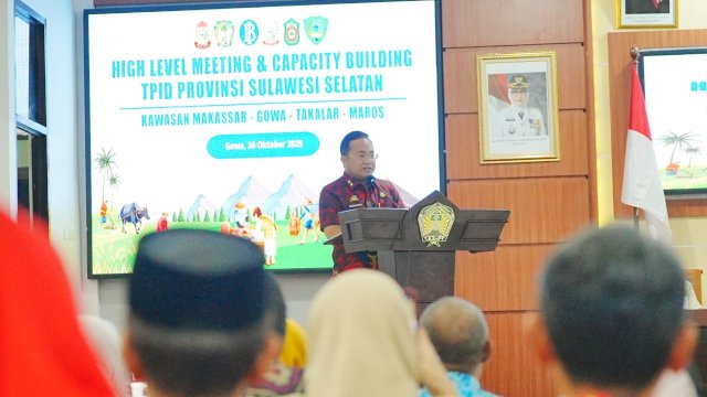 Wakil Bupati Gowa, Darmawangsyah Muin, di sela-sela menghadiri High Level Meeting Tim Pengendalian Inflasi Daerah (HLM TPID) Zona IV untuk Memperkuat Sinergi Ekonomi Regional Sulawesi Selatan, di Baruga Karaeng Galesong, Kantor Bupati Gowa, Kamis (30/10/2025). (Dok. Humas Gowa)
