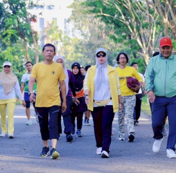 Bupati Barru Bersama Suami Kompak Berbaur Dengan Masyarakat Meriahkan Car Free Day