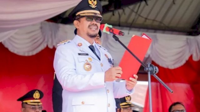 Bupati Buton Tengah, Dr. Azhari,S.STP., M.Si, saat memimpin upacara peringatan hari pahlawan.