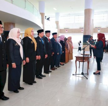 Bupati Andi Ina Lantik 12 Pejabat, Serahkan SK Plt Kepala Sekolah dan Mutasi ASN