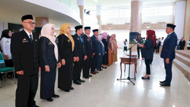 Ket: Bupati Barru, Andi Ina Kartika Sari didampingi Wakilnya Abustan A Bintang Lantik 12 Pejabat