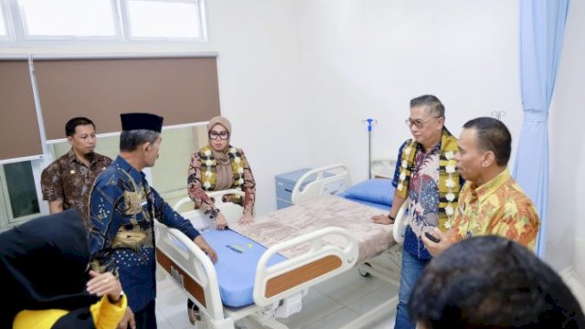 Ket: Bupati Barru Andi Ina Kartika Sari bersama Wakilnya Abustan A Bintang Resmikan Ruang VVIP dan Layanan Baru RSUD La Patarai Barru