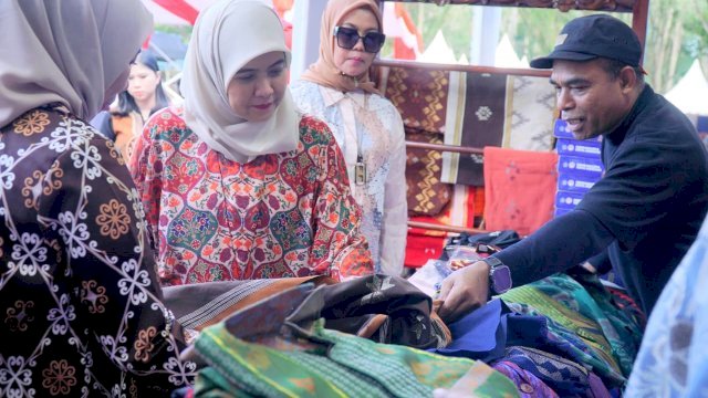 Wakil Wali Kota Makassar,&nbsp;Aliyah Mustika Ilham menghadiri sekaligus mengunjungi stand pameran Ekonomi Kreatif (Ekraf) dan UMKM di Lapangan Kantor Gubernur Sulawesi Tenggara, Kamis (28/8/2025). (Foto: Istimewa)