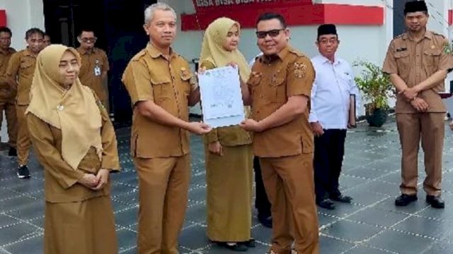Penyerahan SK Kenaikan Oleh Kepala DPMD Kukar, Arianto. [IST]