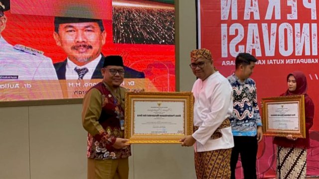 DPMD Kukar terima penghargaan dalam kegiatan Pekan Inovasi dan Kreativitas 2025. [IST]