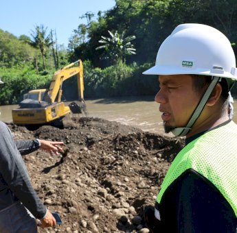 Wali Kota Tasming Hamid Tinjau Langsung Hari Terakhir Pengerukan Sungai di Lompoe