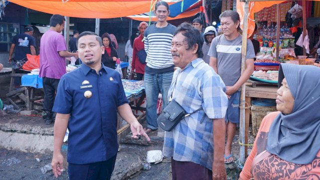 Ket: Wali Kota Parepare, Tasming Hamid bercengkrama dengan pedagang di Pasar Lakessi