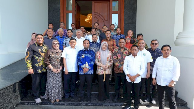 Ket: Bupati Barru, Andi Ina Kartika Sari bersama sejumlah kepala daerah