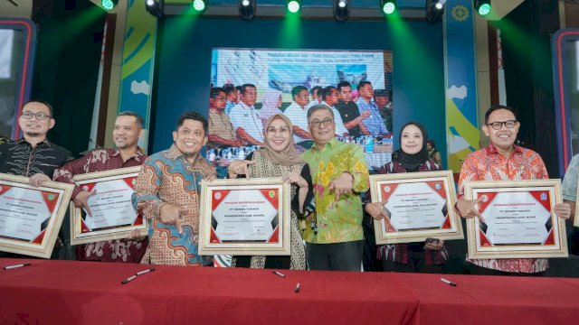 Ket: Bupati Barru Andi Ina Kartika Sari dan Direktur Utama PT Semen Tonasa H. M. Anis menandatangani kesepakatan bersama