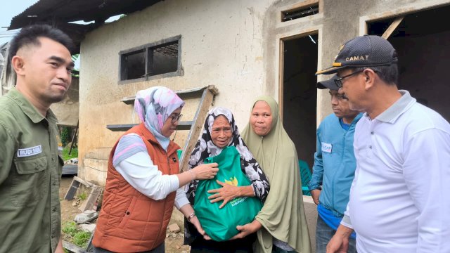 Bupati Gowa, Sitti Husniah Talenrang, di sela-sela meninjau salah satu Keluarga Miskin Ekstrem, di Kecamatan Bontonompo, kemarin. (Dok. Humas Gowa) 