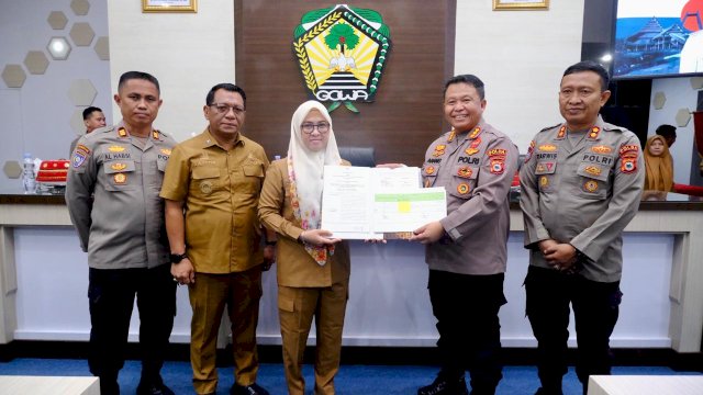 Bupati Gowa, Sitti Husniah Talenrang dan Direktur Pembinaan Masyarakat Polda Sulsel, Kombespol Anang Triarsono (masing-masing tengah) usai melakukan penandatanganan kerjasama, di Baruga Karaeng Pattingalloang, Kantor Bupati Gowa, kemarin. (Dok. Humas Gowa) 