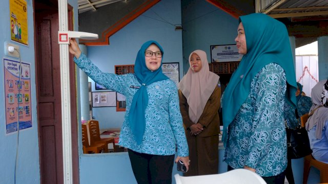 Ketua TP PKK Kabupaten Gowa, Andi Tenri Indah Dharmawangsyah, di sela-sela kunjungan SMEP di PKK Kecamatan Bajeng Barat, di Desa Kalemandalle, kemarin. (Dok. Humas Gowa) 