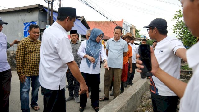 Bupati Gowa, Sitti Husniah Talenrang saat meninjau drainase di kawasan Jalan Swadaya, Kelurahan Tompobalang, Kecamatan Somba Opu, kemarin. (Dok. Humas Gowa) 