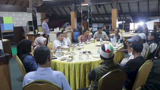 Ket: Wali Kota Parepare, Tasming Hamid bersama sejumlah Pedagang Pasar Lakessi