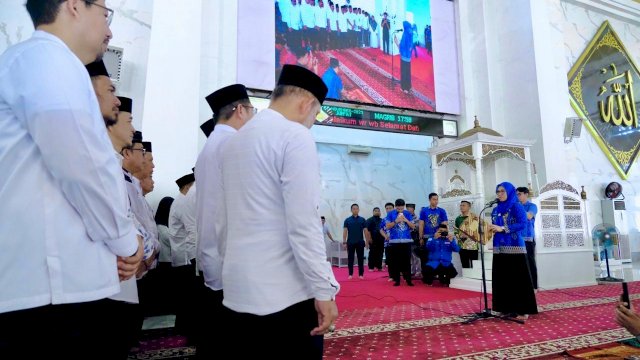 Bupati Gowa, Sitti Husniah Talenrang mengukuhkan Pengurus Masjid Agung Syekh Yusuf Periode 2025&ndash;2028 yang dirangkaikan dengan program Jumat Mengaji, di Masjid Agung Syekh Yusuf, kemarin. (Dok. Humas Gowa) 