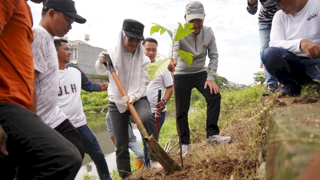 Bupati Gowa, Sitti Husniah Talenrang bersama Kepala Pusat Pengembangan Daya Saing Desa dan Daerah Tertinggal Kementerian Desa PDT RI, Luthfy Latief saat melakukan penanaman bibit pohon, di sepanjang Jalan Inspeksi Kanal, Kelurahan Tombolo, Kecamatan Somba Opu, kemarin. (Dok. Humas Gowa) 