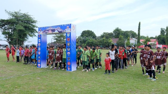 Atlet muda sepak bola saat mengikuti Pembukaan Turnamen Sepak Bola Piala Bupati U-15, di Lapangan Sepak Bola Desa Pallangga, Kecamatan Pallangga, kemarin. (Dok. Humas Gowa) 