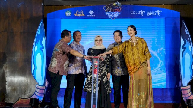 Bupati Gowa, Sitti Husniah Talenrang (tengah) saat menghadiri Malam Grand Final Pemilihan Taurungka-Taulolo Duta Wisata Gowa Tahun 2025, di Istana Tamalate, Sungguminasa, kemarin. (Dok. Humas Gowa)