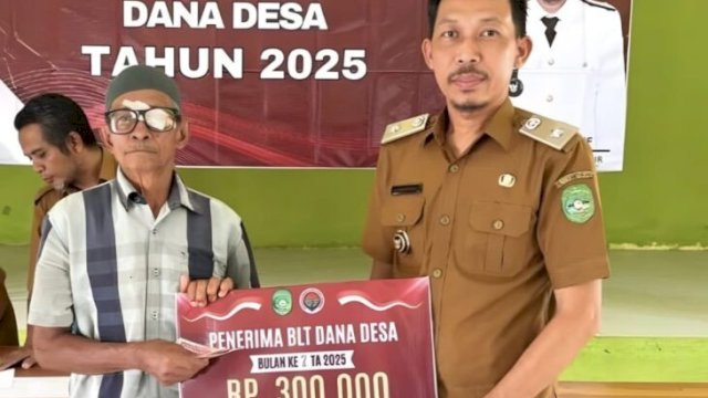 Penyerahan BLT Kepada Warga Desa Rapak Lambur. [IST]