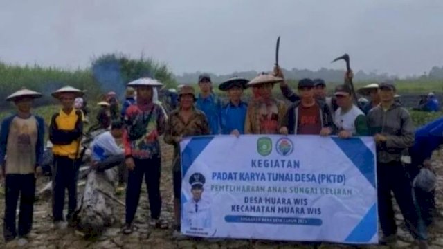 Kegiatan PKTD Pemeliharaan Anak Sungai Kelirah Desa Muara Wis. [IST]