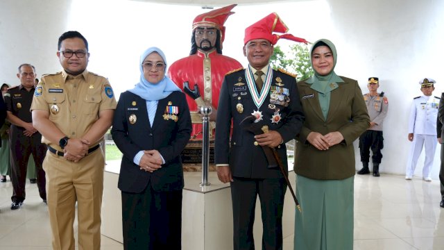 Bupati Gowa, Sitti Husniah Talenrang didampingi Wakilnya Darmawangsyah Muin saat menerima kunjungan Panglima Kodam XIV/Hasanuddin, Mayjen TNI Bangun Nawoko bersama jajaran TNI dalam rangka Hari Pahlawan Nasional, di Makam Sultan Hasanuddin, Kabupaten Gowa, kemarin. (Dok. Humas Gowa) 