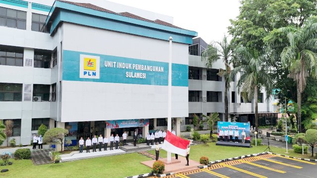 PLN Group Regional Makassar saat melaksanakan Upacara Bendera Hari Peringatan Pahlawan Nasional, di Halaman Kantor PT PLN (Persero) Unit Induk Pembangunan (UIP) Sulawesi, Senin (10/11/2025) kemarin. (Dok. Humas PLN UIP Sulawesi) 