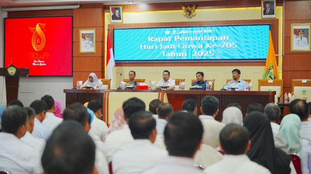 Wakil Bupati Gowa sekaligus Ketua Panitia HJG Ke-705, Darmawangsyah Muin (tengah), saat memipin Rapat Pemantapan Peringatan HJG Ke-705, di Baruga Pattingalloang, Kantor Bupati Gowa, kemarin. (Dok. Humas Gowa) 