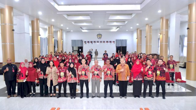 Pemkab Gowa jadi lokasi pilot project program Pengukuran Indeks Kompetensi Digital ASN yang dilaksanakan Komdigi bekerjasama Universitas Gadjah Mada. Pertemuan ini berlangsung di Baruga Karaeng Galesong, Kantor Bupati Gowa, kemarin. (Dok. Humas Gowa) 