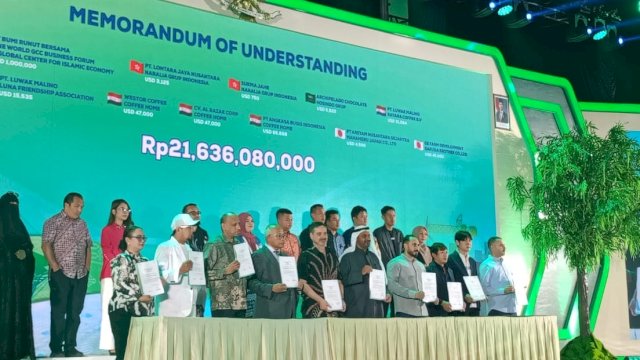 Penutupan AMBF-SSIF 2025 yang digelar BI Sulsel di Sandeq Ballroom, Claro Hotel Makassar, kemarin ditandai dengan penandatanganan kerjasama antara UMKM lokal dengan 30 buyer dari 17 negara. (Dok. Chaerani/Republiknews.co.id)