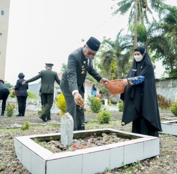 Wabup Barru Ziarah Makam Pahlawan dan Ajak Generasi Meneruskan Semangat Perjuangan