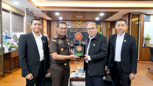 General Manager PLN UIP Sulawesi, Wisnu Kuntjoro Adi (kedua kanan) bersama jajaran saat melakukan kunjungan kerja di Kejati Sulsel, Jumat, (14/11/2025). (Dok. Humas PLN UIP Sulawesi) 